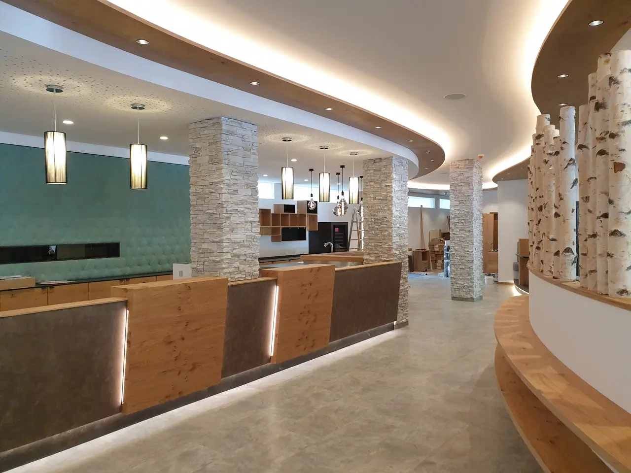Hotel Avalon — Rezeption nach Umbau, Materialdialog aus Eiche und Naturstein